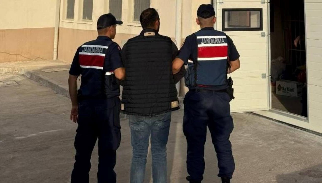 anne ve babasini oldurup iki akrabasini yaralayan zanli tutuklandi e7gBCAqF