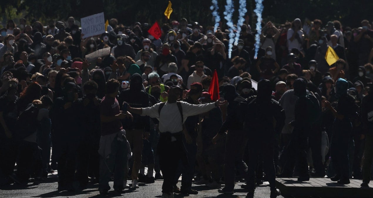 fransada yuzbinler sokaklara cikti sari yelekliler protestolari kucuk kaldi cbc5IwcA