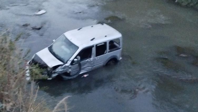 kontrolden cikan arac kars cayina dustu surucu yaralandi HhwbFzEw