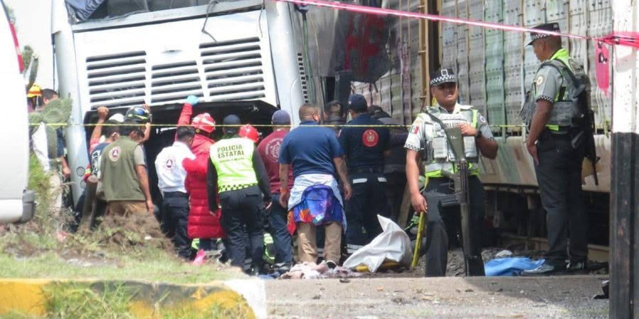 meksikada feci kaza tren 2 katli otobusu ikiye ayirdi NAB8pxLd