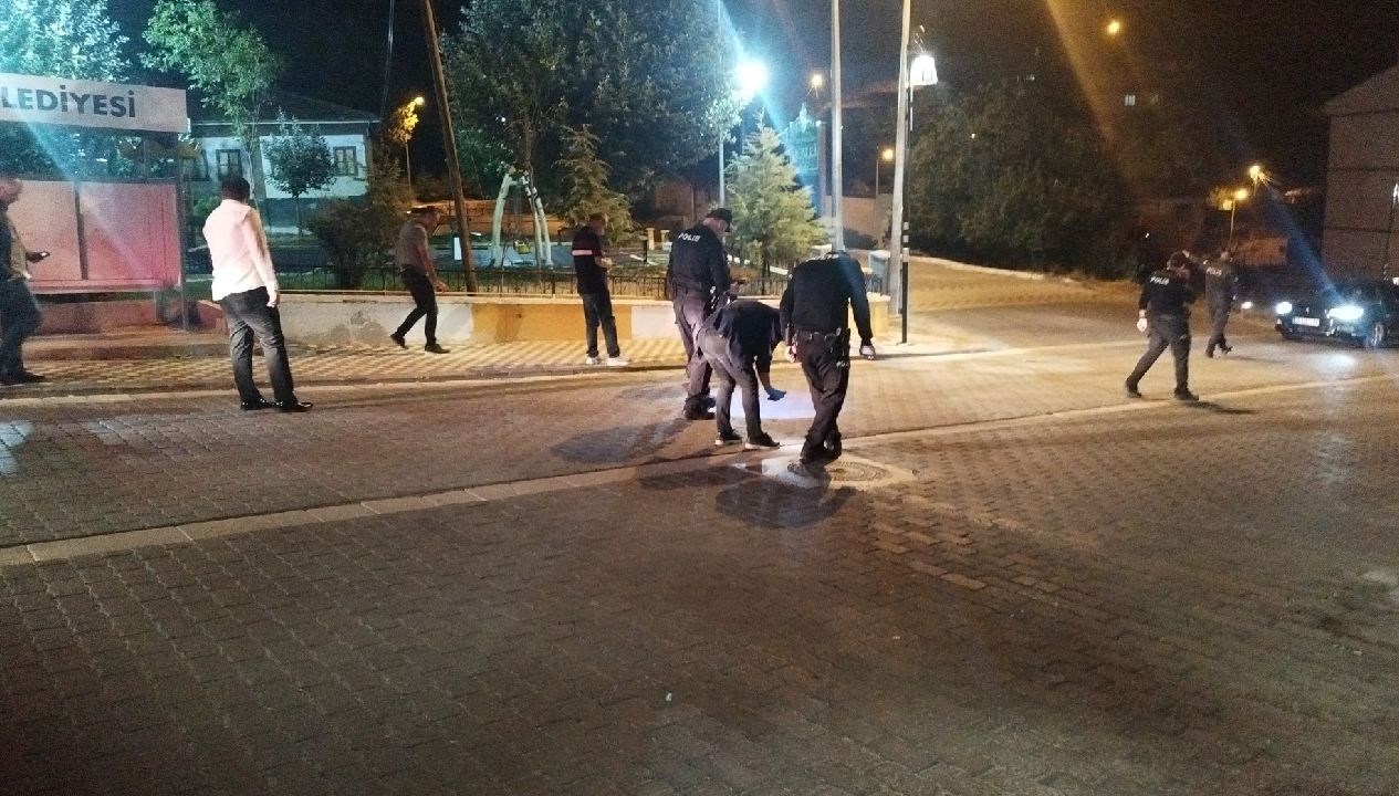 tokatta yururken sirtina isabet eden mermi ile agir yaralandi 3Dx9j7fz