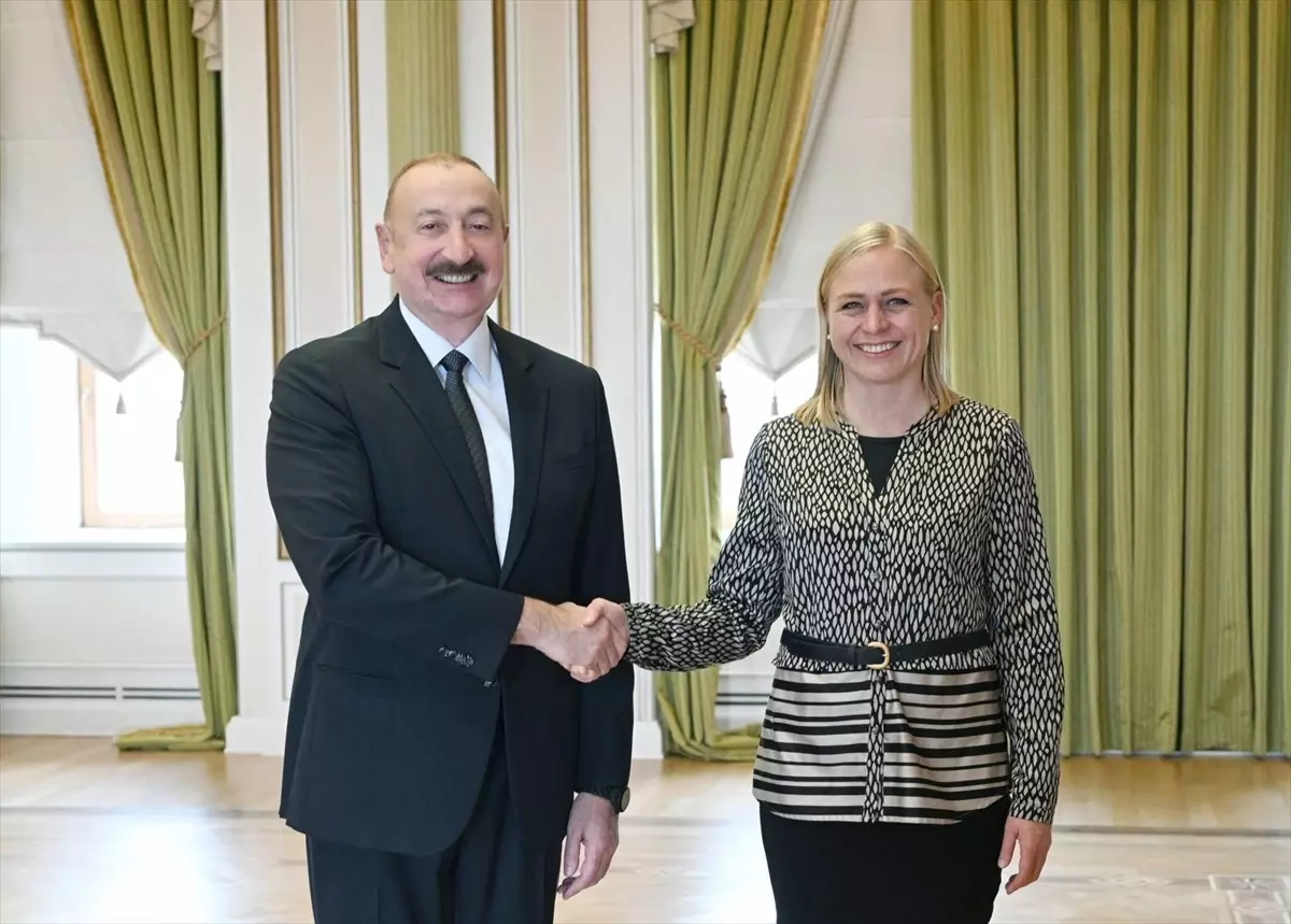 aliyev agit donem baskani valtoneni kabul etti kFwKV3F8.jpg