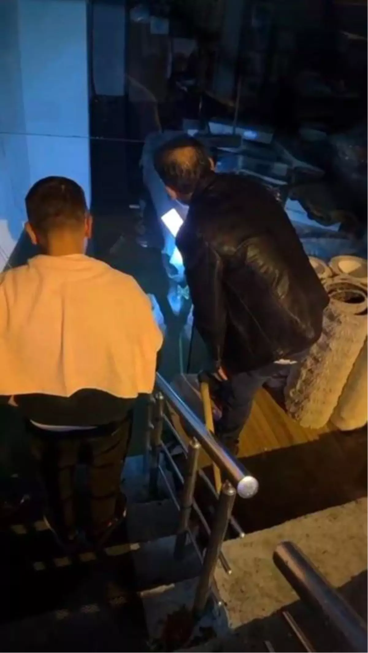 beyoglunda hali dukkanini su basti WyrV8VAP.jpg