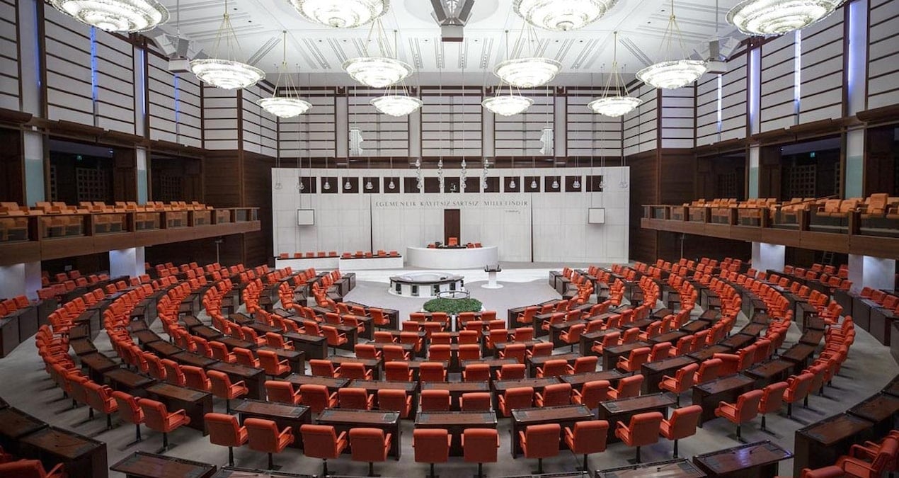 erdogan gelince salonu dolduran vekiller gidince meclisi bos birakti yoklamada cogunluk saglanamadi agcjuuem