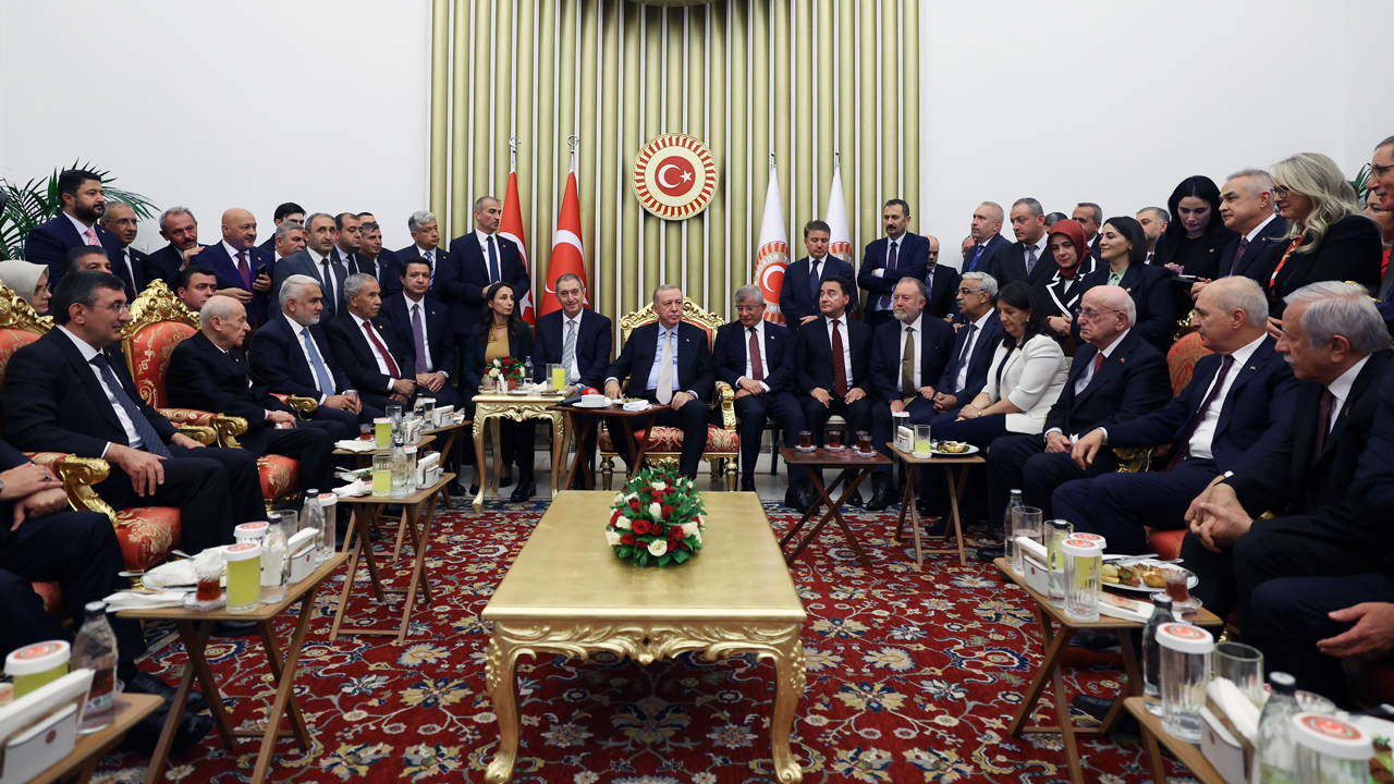 erdogan ve siyasi liderler yan yana gundem olan o fotografin arka plani sizdi o kare tamamen onceden kurgulanmis bir sahne XUbfpNc2