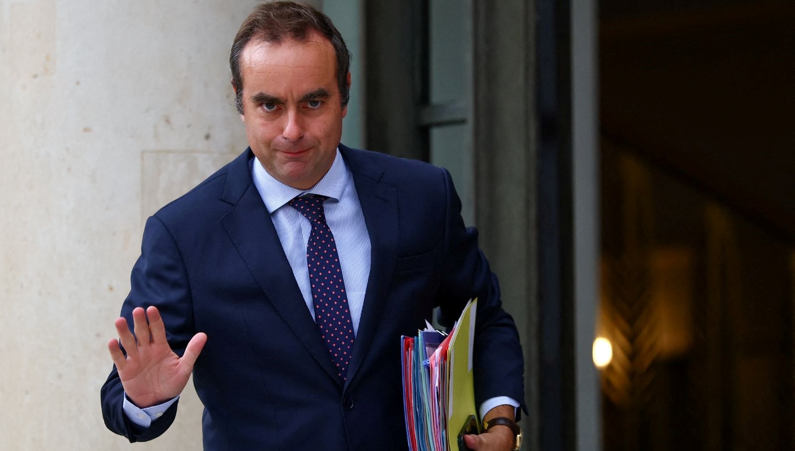 istifa etmisti macron lecornuyu yeniden basbakanliga atadi J4Y3V8m4