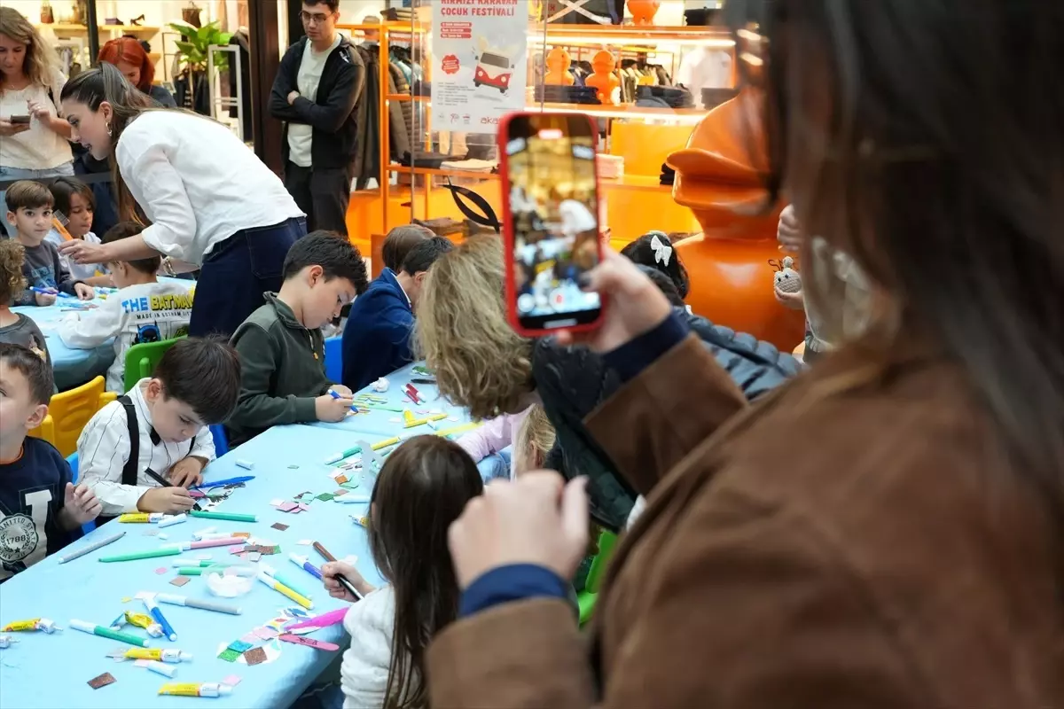 kirmizi karavan projesi ile cocuklar gelecege umut tasiyor Vyb1Vmlg.jpg