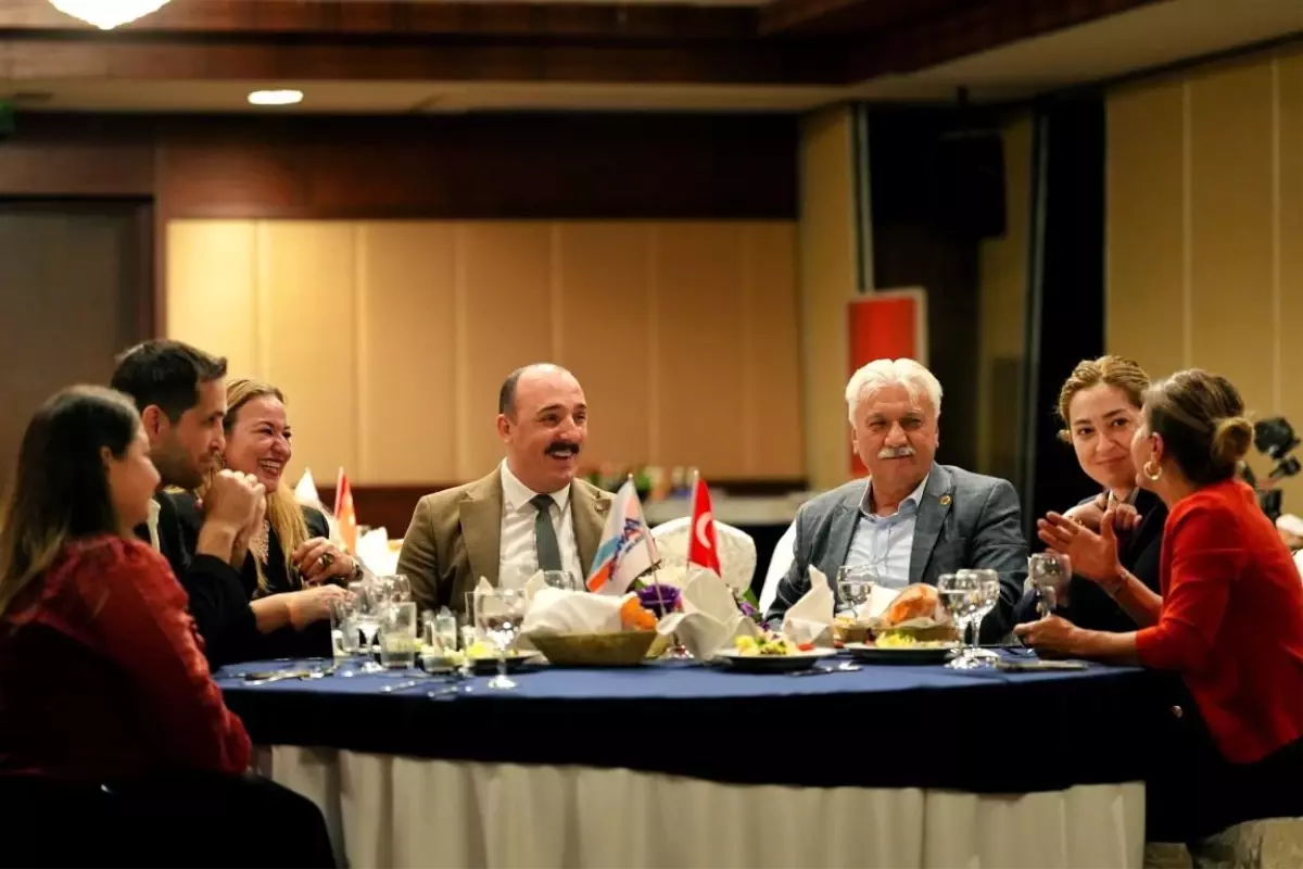 konyaalti belediye baskani cem kotan muhtarlar gununu kutladi FYg76mg4.jpg