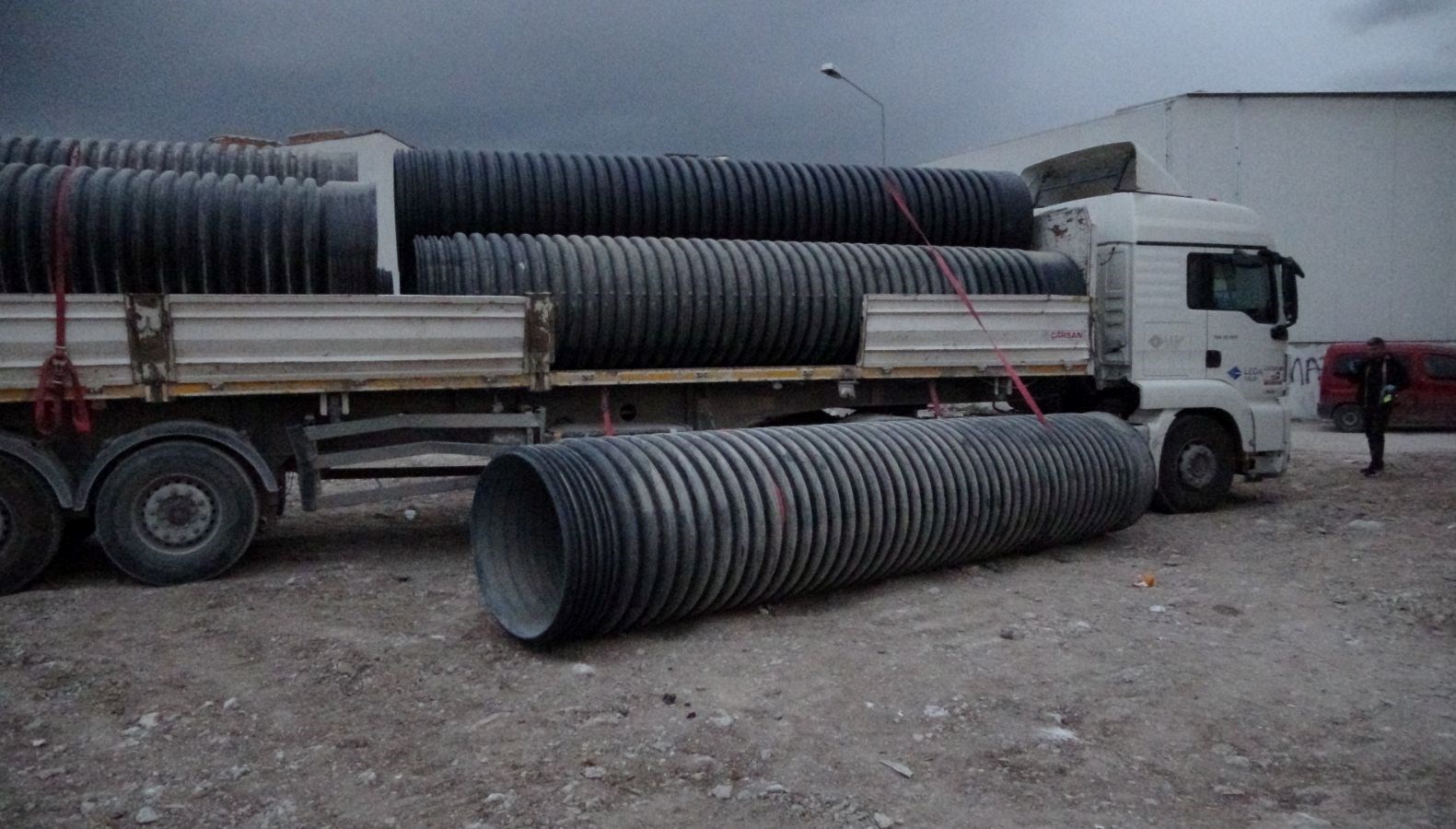 santiyede calisirken uzerine 750 kilo plastik borudustu IPybvQQv.jpg