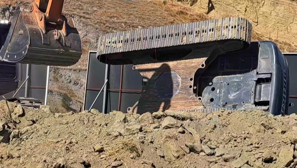 sokede is makinesi devrildi bir yarali wst9uK3d.jpg