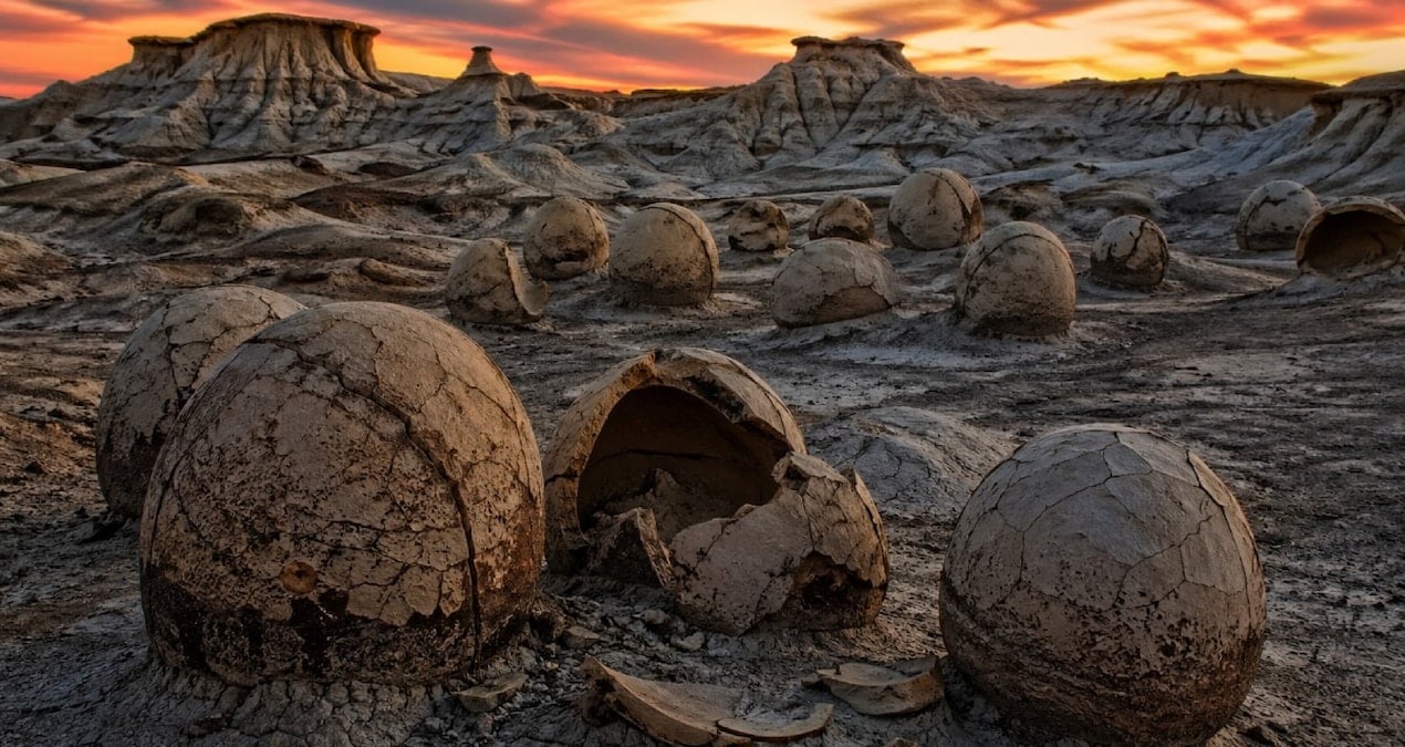 Çorak Arazideki Gizemli Yapılar: Göklerden Gelmiş Gibi Görünüyorlar
