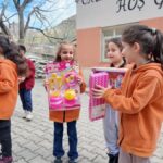 hayirsever-polis-sirnakta-binlerce-cocuga-sevinc-dagitti-Ji1Eivgp